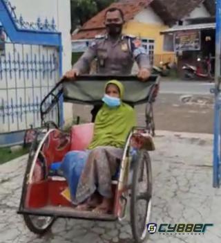 Gunakan Becak Polisi Jemput Lansia Untuk Divaksin