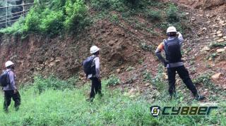 Tim Sar Sat Brimob Polda Jabar Pantau Tebing Rawan Longsor di Wilayah Gunung Kasur Gadog