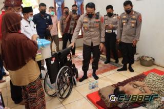 Jatuh dari Pohon Kelapa Hingga Lumpuh, Warga Babakansari Sukaluyu dapat Kursi Roda dari Kapolres Cianjur