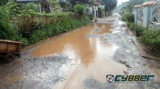 Warga Keluhkan Jalan Penghubung Desa Gunung Manik dan Raharja Tanjungsari yang Rusak Parah