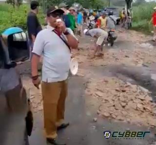 Viral, Beredar Video Warga Waled Melakukan Aksi Dua, Dua, Dua, Protes Keras Kepada Bupati Cirebon