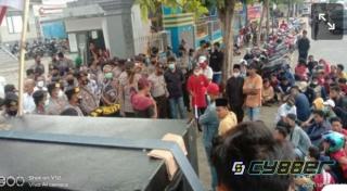 Dumas Terkait BPNT Tak ada Kejelasan, Sejumlah Massa Komad Geruduk Kantor Kejari Pamekasan