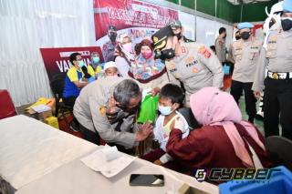 Kapolda Jabar Cek Pelaksanaan Vaksinasi dan Baksos di Cianjur