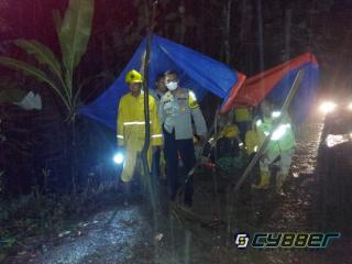 Ditengah Hujan Lebat Polisi Mengecek Lokasi Tanah Longsor