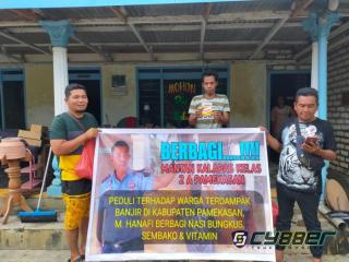 Tiga Hari Berturut - Turut, Mantan Kalapas Pamekasan Bagikan Sembako pada Warga Terdampak Banjir 