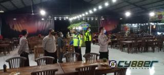 PPKM Naik Level 3, Kapolsek Pagaden Gelar Patroli Malam Himbau Pelaku Usaha Tutup Lebih Awal
