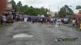 Kecewa Jalan Rusak, Puluhan Supir Angkot 09 Gelar Aksi Blokade Jalan Nasional