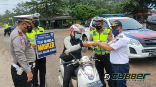 Satgas Ops4 BanOps Satlantas Polres Mesuji Bagikan Minyak Goreng, Masker, dan Handsanitaizer