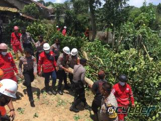 Polisi Terjun Langsung Bantu Warga Sukabumi yang Terdampak Angin Puting Beliung