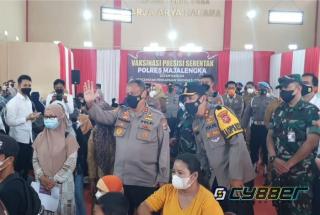 Kapolda Jabar Tinjau Vaksinasi Presisi Serentak dan Salurkan Bansos di Polres Majalengka