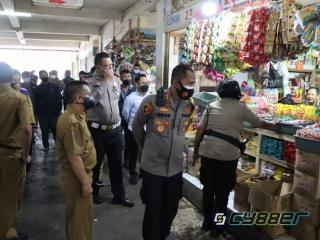 Jelang Bulan Puasa, Polisi Sidak Stok dan Harga Minyak Goreng di Pasar Lembang