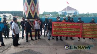 Ada Apa Puluhan Masa DPC Pematank Gelar Aksi Damai di Kantor Bupati dan DPRD?