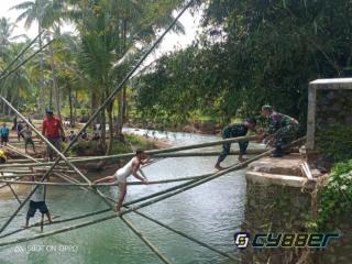 Jadi Motor Penggerak, Babinsa Ajak Warga Bangun Jembatan Sementara