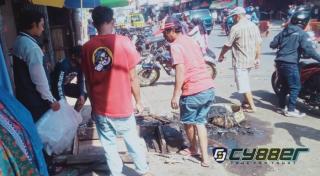 Warga Desa Banjaran Gotong Royong Perbaiki Trotoar Jalan Provinsi yang Rusak di Sejumlah Titik