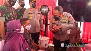 Kapolda Jabar Kunjungi Nelayan Cirebon, Tinjau Vaksinasi serta Berikan Bansos dan Asuransi