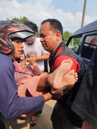 Sigap Dan Tanggap, Anggota Humas Polres Majalengka Bantu Korban Kecelakaan