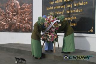 Peringati  HUT Persit Kartika Chandra Kirana Ke-76, Persit Koorcab Rem 061 Ziarah Ke Taman Makam Pahlawan Dreded Bogor 