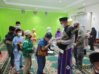 Shalat Tarawih Pertama, Kapolres Sumedang Gelar Tarawih Bersama Anak-Anak Yatim Piatu