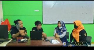 Gema Ika Sari Serahkan Perangkat Komputer Sebagai Bentuk Dukungan Kepada Cyber88 Banten