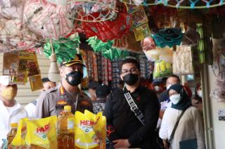 Polisi dan Pemda Bantu Distribusikan Minyak Goreng Ke Pedagang