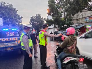 Saling Berbagi di Bulan Penuh Berkah, Polisi Bagi-bagi Ta