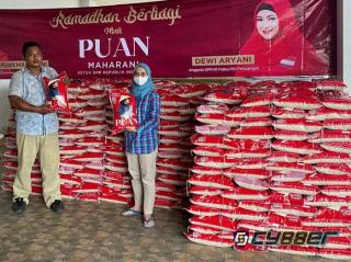 Puan Maharani Bagikan Ribuan Paket Beras di Tegal dan Brebes