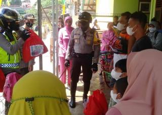 Kapolres Berikan Bansos Pada Korban Banjir di Kecamatan Sumedang Selatan