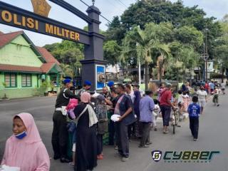 Denpom III/4 Serang Berbagi  Takjil Gratis Kepada Masyarakat