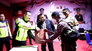 Polisi Layani Pemudik yang Menggunakan Sepeda