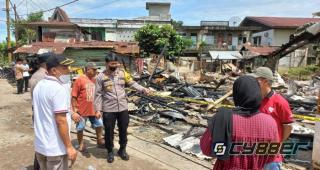 Pasca Kebakaran, Kapolres Kuansing Tinjau Lokasi Sekaligus Menyerahkan Bantuan kepada Korban 