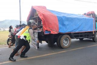 Aksi Heroik Polisi Selama Operasi Pengamanan Arus Mudik Lebaran
