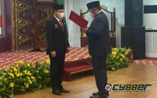 Gubernur Sumatera Selatan Menyerahkan Surat Keputusan Kepada Kurniawan Sebagai PLH Bupati Muara Enim