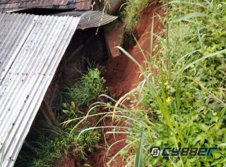 Akibat Hujan Deras, Tebing di Kampung Neglasari Tugu Jaya Ambruk