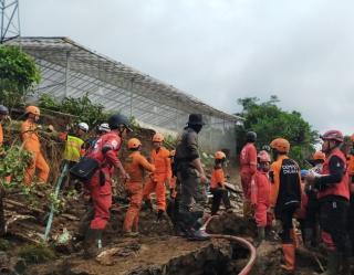 Longsor di Cijeruk Bogor, Tim Gabungan Masih Terus Berupaya Mengevakuasi Korban