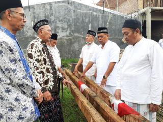 Merawat Tradisi, Munggah Molo Pembangunan Asrofi Center di Brebes
