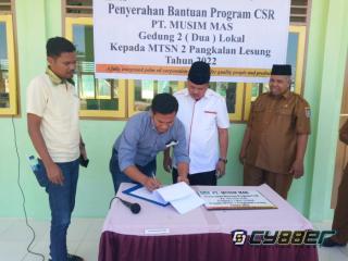 Manajemen PT. Musim Mas Malinton Purba Serahkan Bantuan ke MTsN 2 Kecamatan Pangkalan Lesung 