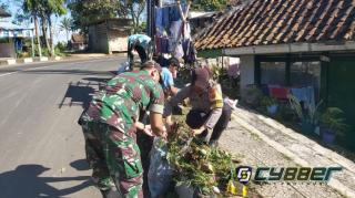 Aksi Jumat Bersih Kali Ini, Polisi Dan TNI Berbaur Bersama Petugas Kelurahan Bersihkan Taman Kota Serta Trotoar