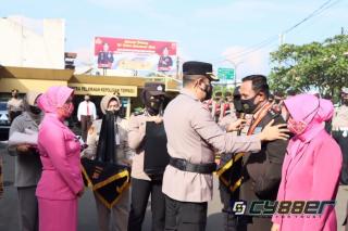 Belasan Personel Purnabakti Polres Sukabumi Kota Dilepas Secara Adat Tradisi