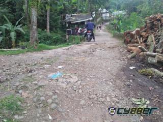 Warga Keluhkan Jalan Lingkungan di Pasir Eurih yang Rusak Parah, Ini Kata Kades Cibalung