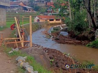 Dinas PUTR Sumedang Melaksankan Rehabilitasi Jaringan Irigasi di Desa Kotamandiri