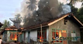 Seorang Pria Bakar Rumahnya Sendiri