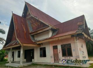 Aula Kecamatan Tualang Jorok dan Rusak Parah, Bersebelahan Dengan Rumah Dinas Camat Tualang