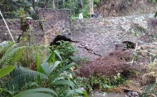 Jembatan Cibaganjing yang Menghubungkan Desa Tambaksari Kecamatan Wanareja dengan Desa Hanum Kecamatan Dayeuhluhur Rusak Berat dan Belum ada Penanganan dari Dinas Terkait