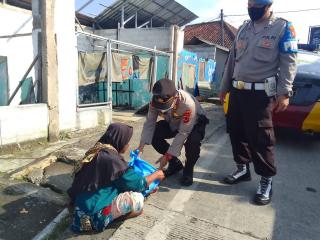 Jelang Hari Bhayangkara ke-76, Polsek Citamiang Salurkan Ratusan Sembako