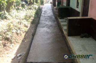 Kesal Tak Tersentuh Pemerintah, Warga Kampung Benteng Bangun Jalan Gang Secara Swadaya