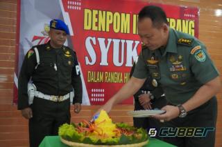 Kasrem 064/MY Potong Tumpeng Saat Acara Syukuran dalam Rangka HUT Pomad Ke 76
