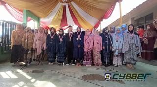 Isak Tangis Iringi Acara Perpisahan dan Kenaikan Kelas di SDN Cinagara 02