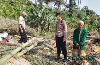 Polisi Berikan Bantuan Kepada Pemilik Rumah yang Tertimpa Pohon
