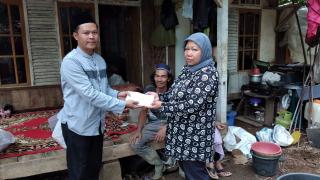 Kades Cibingbin Salurkan Bantuan Sosial Pada Korban Bencana Longsor