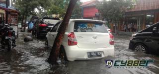 BreakingNews: Akibat Drainase Kurang Berfungsi, Jalan Cibaduyut Terendam Air